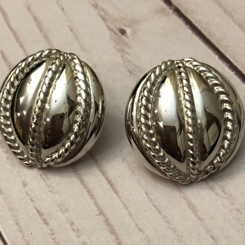 Vintage Trifari Silver pierced earring‎